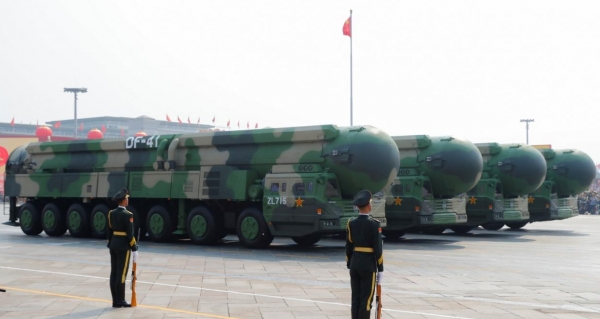 중국 건국 70주년 기념 열병식에 등장한 '둥펑-41' 다탄두 ICBM[사진=내셔널인터레스트]