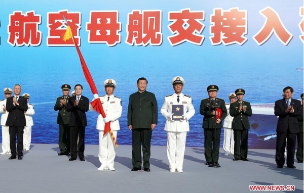 시진핑 주석이 17일 '산둥함'에서 해군 장병들과 자축하고 있는 모습. [사진=신화망]