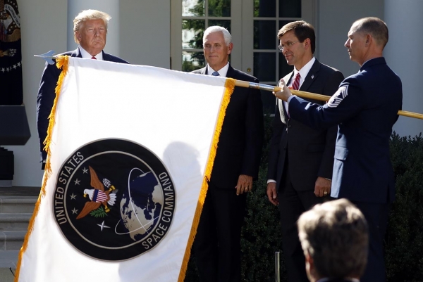 왼쪽부터 트럼프대통령, 펜스 부통령, 에스퍼 국방장관이 지난 8월 새로 창설되는 우주군사령부 깃발과 함께 사 있는 모습. [사진=AP=폴리티코]