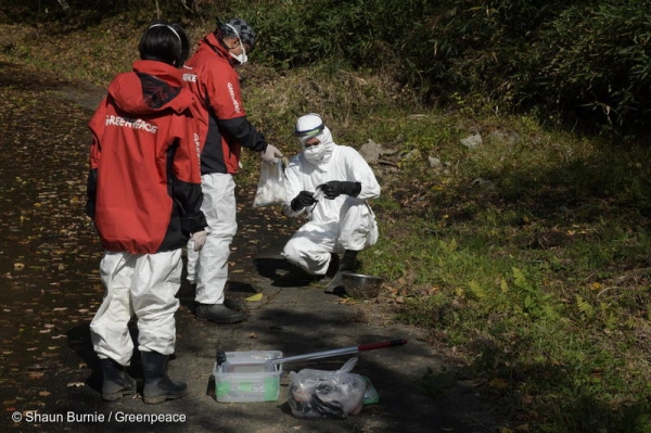 그린피스 방사선 방호 전문가팀은 지난해 10~11월 약 3주에 걸쳐 후쿠시마 현지를 방문해 조사를 벌였다. 조사팀이 쓰시마 나미에 귀환곤란구역에서 조사를 진행하고 있다.[사진=그린피스]