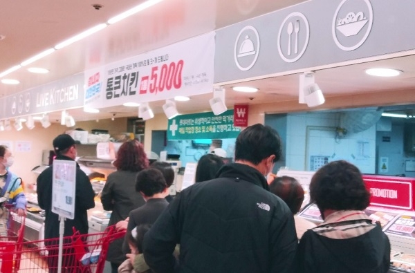 지난 19일 롯데마트 구리점의 통큰치킨(5000원)을 구매하고자 소비자들이 줄을 서 있다.[사진=양현석 기자]
