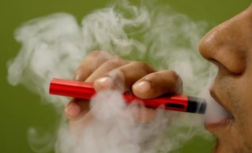 흡연자가 액상형 전자담배를 피우고 있다. [사진=연합뉴스]