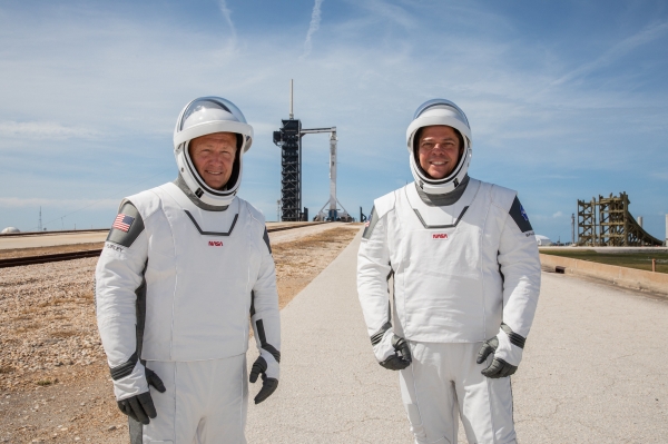 로버트 벤켄(오른쪽)과 더글라스 헐리 우주 비행사.[사진=NASA]