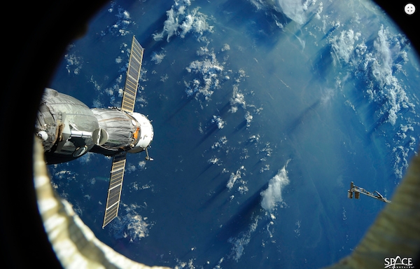국제우주정거장에 도킹한 소유즈 우주선과 지구의 모습. Courtesy: Space Adventures