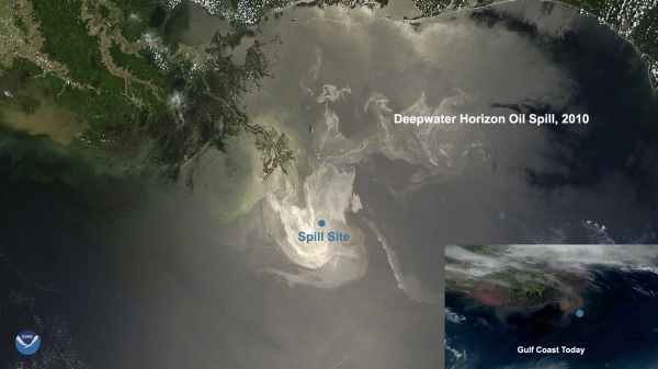 NOAA 인공위성이 2010년 4월 멕시코만 기름 유출 당시와 2020년 4월 찍은(오른쪽 작은 사진) 비교 사진. [사진=NOAA]