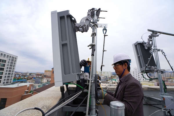 한국에서 5G 라디오 장비를 설치하는 에릭슨. Courtesy: Ericsson