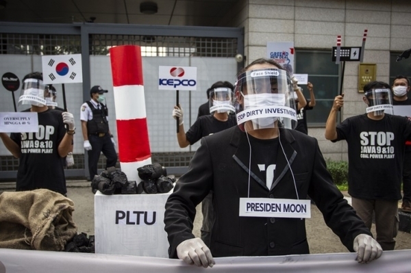 국제환경단체 그린피스는 지난달 30일 오전 인도네시아의 한국대사관 앞에서 ‘자바 9·10호기 석탄발전 투자 중단’을 촉구하는 시위를 벌였다. [사진=그린피스]