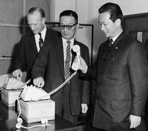 1961년 국산 자동전화기로 시험통화하고 있는 구인회 LG 창업주