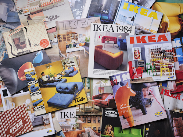 설립자 잉바르 캄프라드의 편집으로 1951년에 창간된 『이케아 카탈로그』 창간호는 총 68페이지 분량의 스웨덴어판으로 28만 5천부로 출간됐다. 2016년 이케아 카탈로그는 전세계 50개 시장에서 32개 언어 69개 버전으로 2억 부가 배포되며 세계 최대의 출판물로 기록됐다. © Inter IKEA Systems B.V. 2020