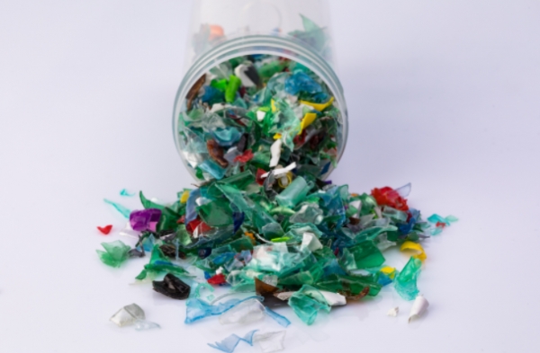 프랑스 스타트업체에서 플라스틱 재활용율을 물성을 변질시키지 않은채 100%가까이 끌어올리는 효소를 개발해 미용 및 식료품 업계의 관심을 끌고 있다. [출처=그린비즈}
