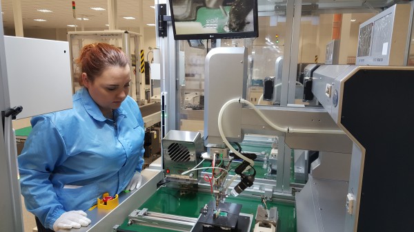 LS전선 폴란드 사업장에서 직원이 전기차 배터리용 부품을 점검하는 모습.