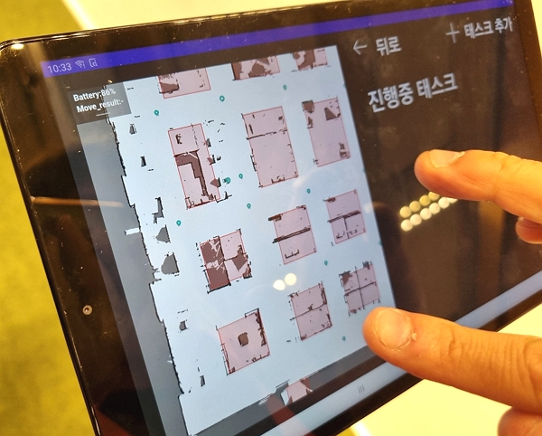 태블릿을 통해 '테트라 DS5'의 자율주행을 조정하는 모습. [사진=녹색경제신문]