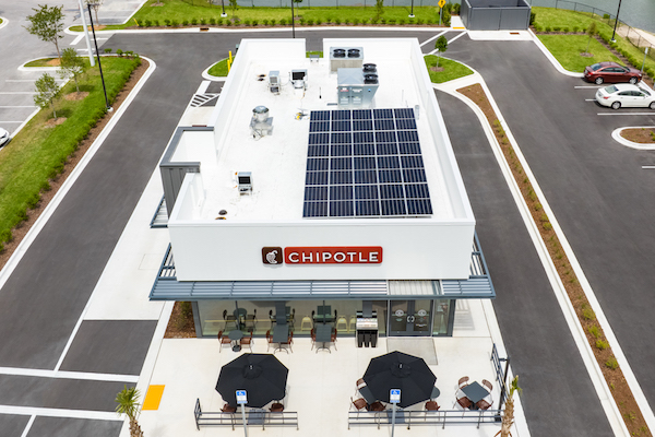 치포틀레가 공개한 새 레스토랑 매장 디자인 컨셉. 레스토랑 지붕 위 태양열 집전판을 설치해 신재생 태양열 에너지로100% 운영된다. 냉난방 및 환기 10~15% 절감, 미 히트펌프 이용한 온수 히터로 에너지 절감 15~20% 효과가 있다.