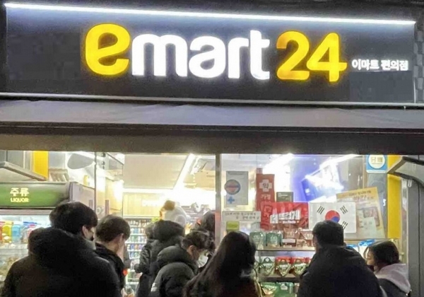 광화문 인근 이마트24에서 고객들이 상품을 구매하는 모습. [사진=이마트24]