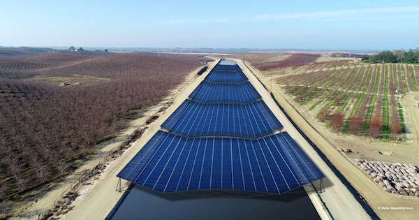 미 캘리포니아 털록 관개구가 실시하는 일명 ‘프로젝트 넥서스(Project Nexus)’로 불리는 물 절약·가뭄대비·신재생에너지 혁신 사업. 폭 약 33.5m 의 주요 운하의 상부를 태양열 집열판으로 덮어 물 증발을 막는 동시에 태양광을 수집해 전기를 발전하는 에너지 인프라 프로젝트다. 자료: Turlock Irrigation District(TID), California, 2022년.