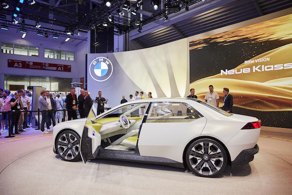 BMW는 상용 BMW 4와 BMW i4 두 100% 전기차 시리즈를 통해서 미래 전기차의 시각적 ‘디자인 언어’로 승부한다는 전략을 수립했다. © VDA/IAA MOBILITY