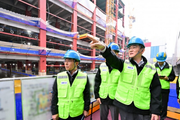 이재용 삼성전자 회장이 지난 19일 삼성전자 기흥캠퍼스를 방문해 차세대 반도체 R&D 단지 건설 현장을 점검하고 있다.[사진=삼성전자]