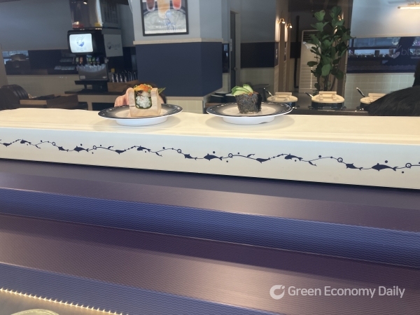 쿠우쿠우에서 새로 론칭한 회전초밥 브랜드 '블루레일' 매장 내 모습. [사진= 서영광 기자]
