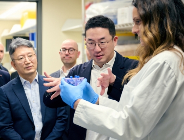 구광모 LG 회장인 미국 보스턴의 다나파버 암 센터를 방문해 세포치료제 생산 시 항암 기능을 강화시킨 세포를 선별하는 과정에 대한 설명을 듣고 있는 모습